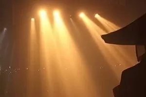 《第七码头》集装箱码头黄昏场景横版画面
